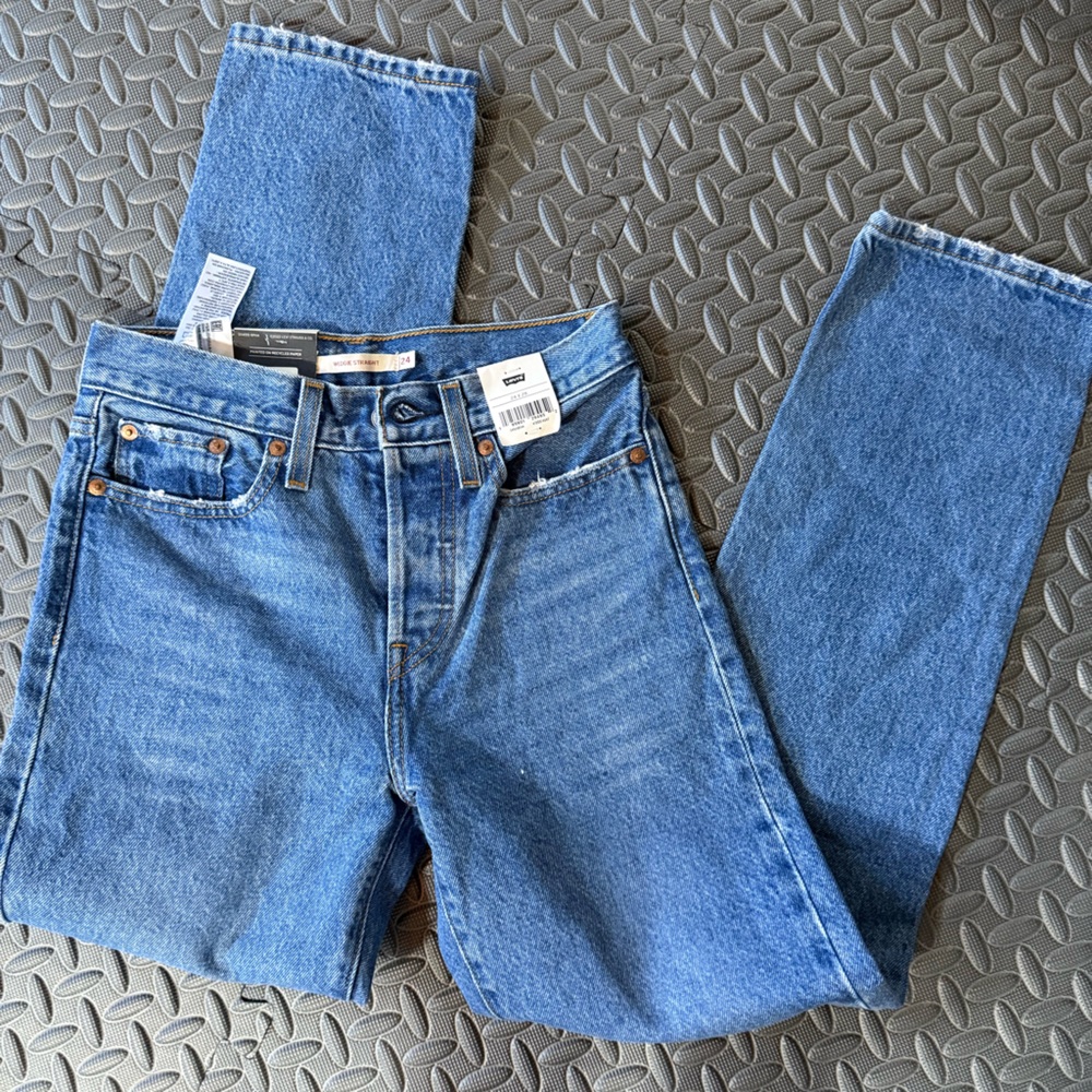 Levi’s blue jeans. Wedgie straight 24